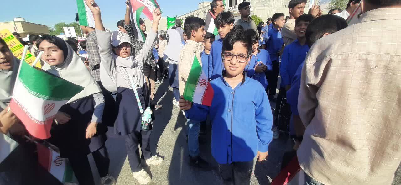 حضور دانش آموزان در راهپیمایی