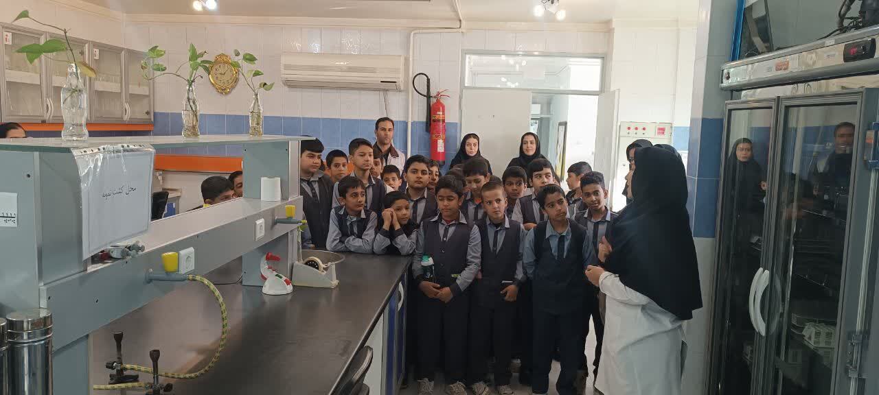 حضور دانش آموزان نیشابوری