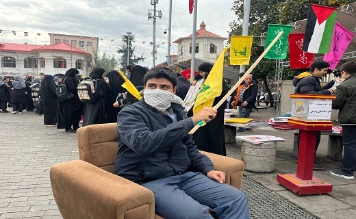 بازسازی لحظه شهادت یحیی سنوار توسط دانش آموزان در راهپیمایی ۱۳ آبان رشت