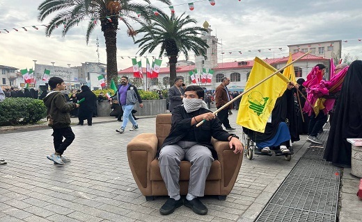 بازسازی لحظه شهادت یحیی سنوار توسط دانش آموزان در راهپیمایی ۱۳ آبان رشت