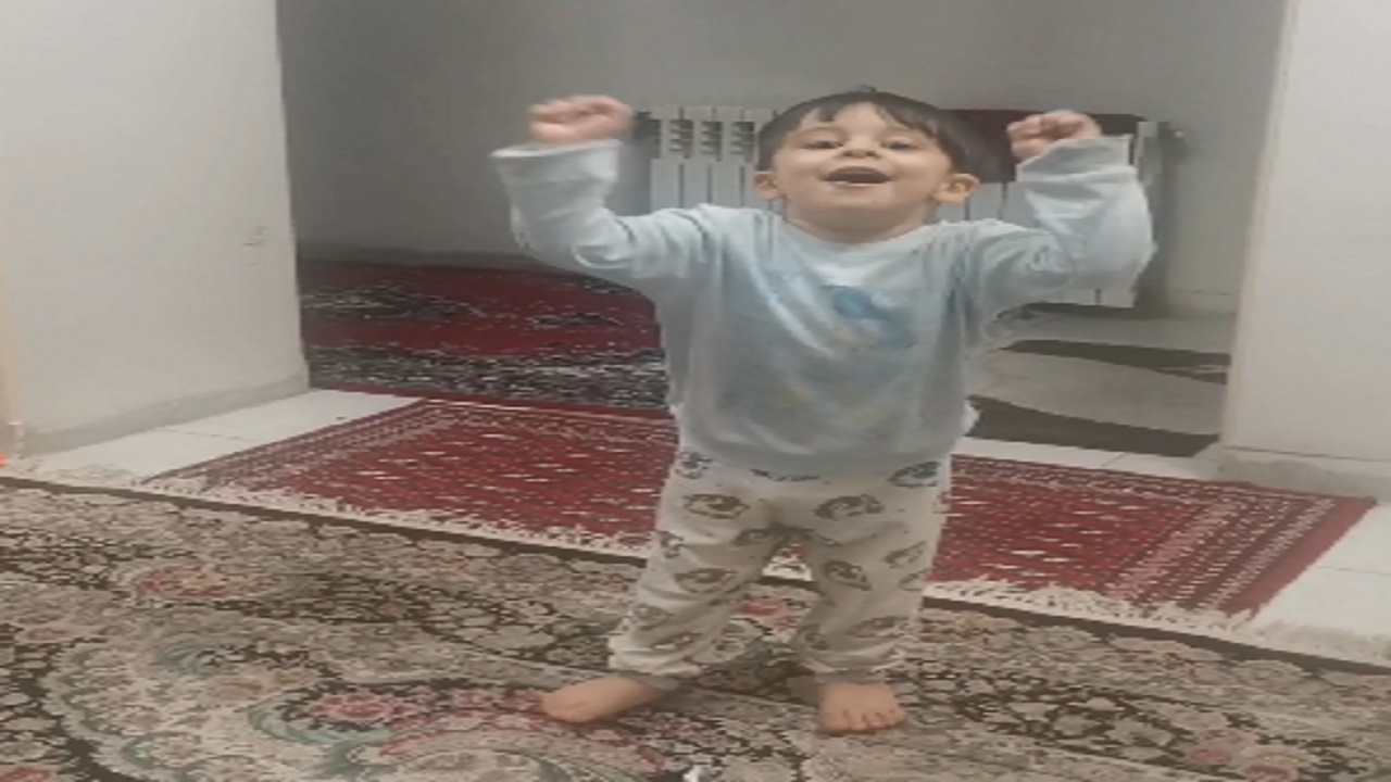 شعار دادن بامزه کودک ۲ ساله قمی + فیلم