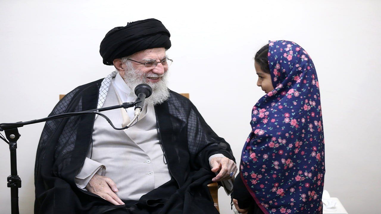 گفت‌وگوی رهبر انقلاب با دختر خردسال شهید جهاندیده + فیلم