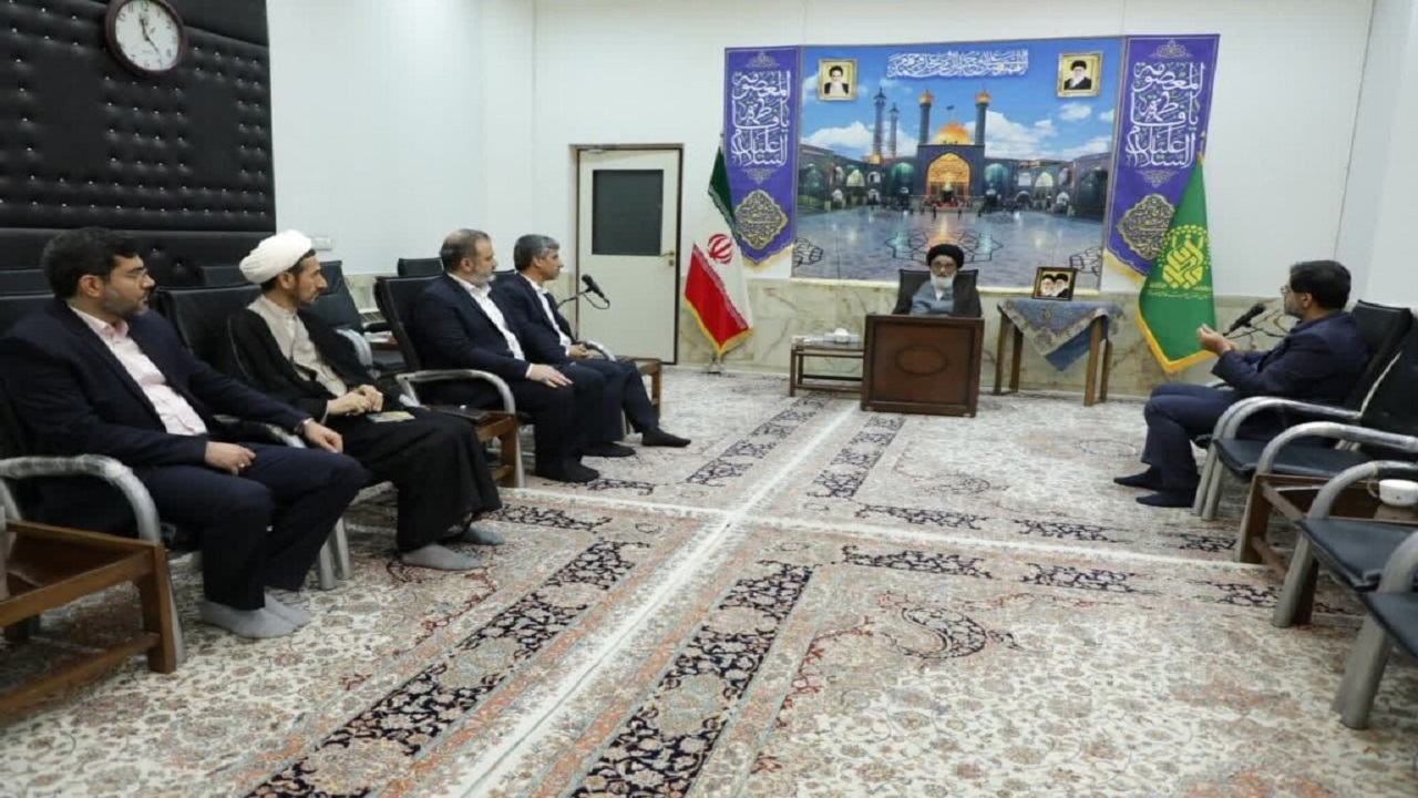 مسئول جمهوری اسلامی نباید سر هر سفره‌ای بنشیند