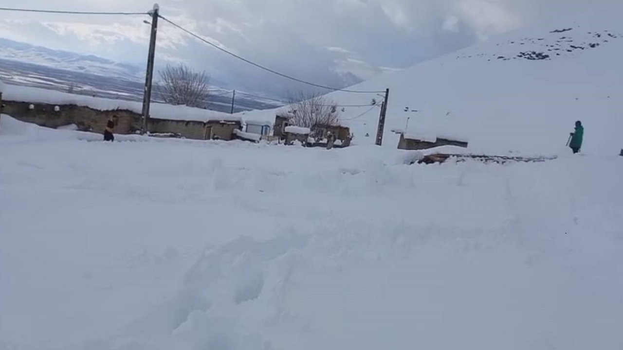نمایی از سفیدپوش شدن روستای پولیه در فصل پاییز