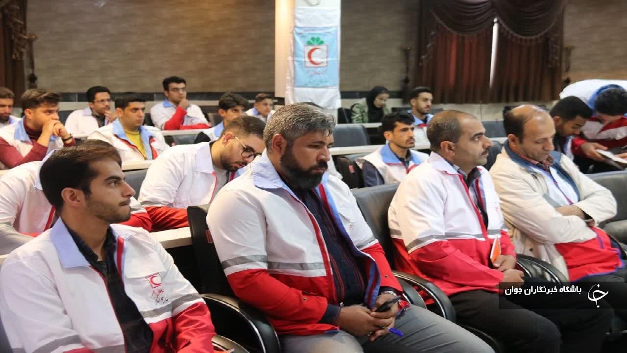تجلی خدمت و افتخار ۷۷ ساله در آیین تقدیر از ۷۷ جوان برتر بام ایران+تصاویر