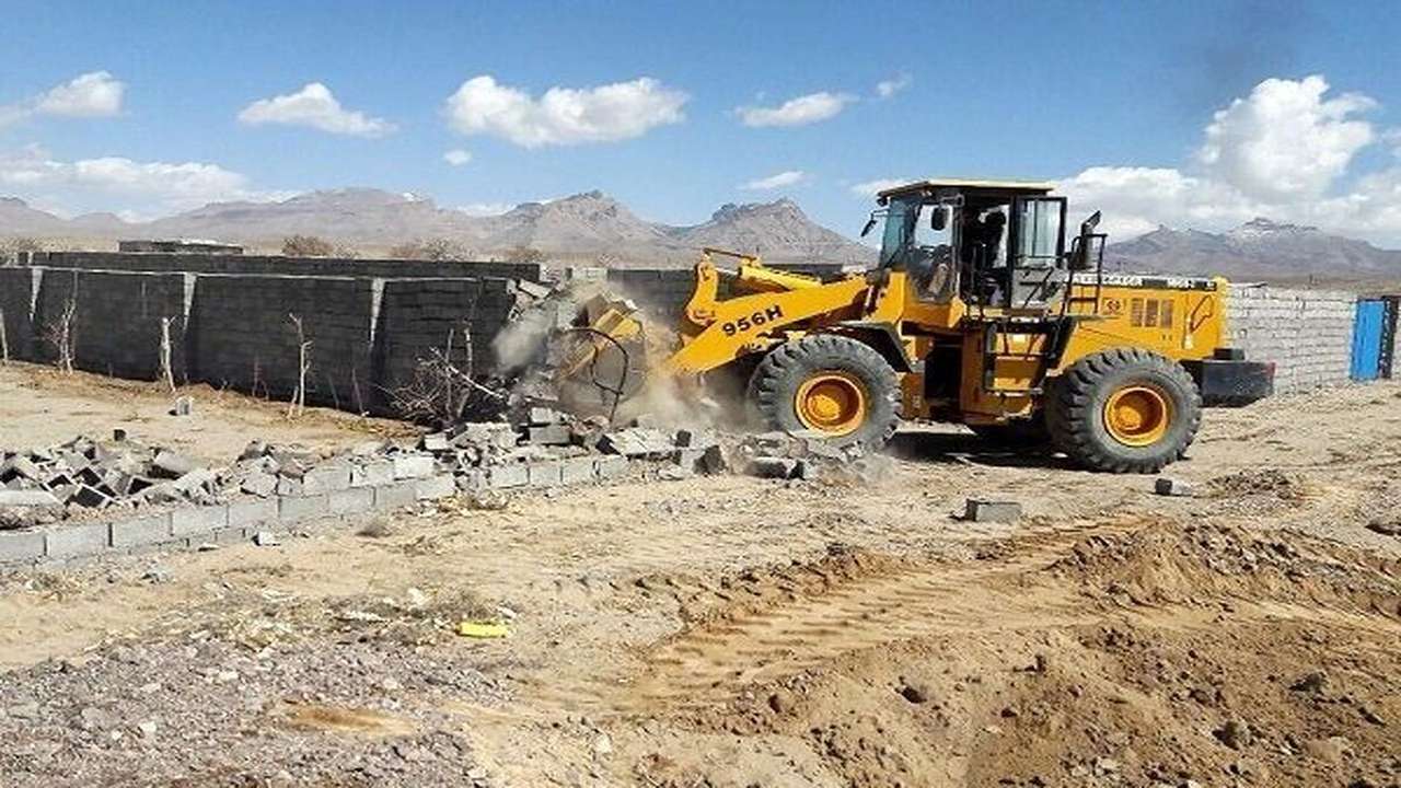 کشف زمین‌خواری ۲۱۰ میلیارد ریالی و تریاک میان بار گوجه فرنگی در سمنان