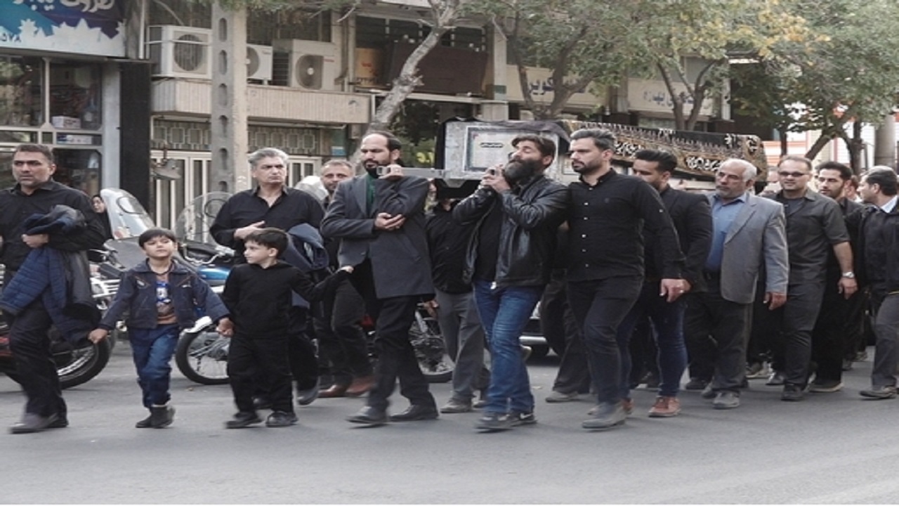 تشییع پیکر پدر شهیدان میکاری در قم