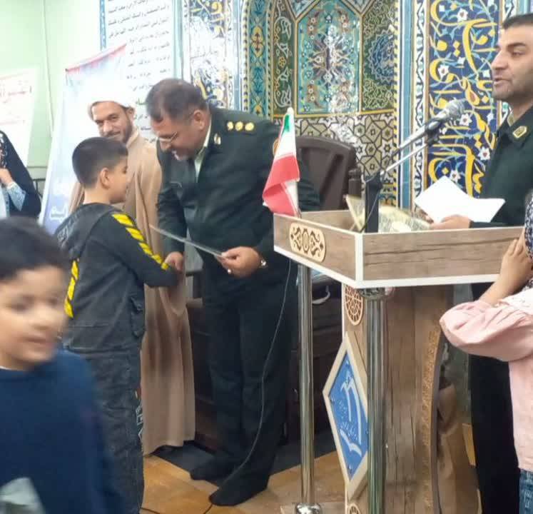 مراسم تجلیل از دانش آموزان در روز پرستار