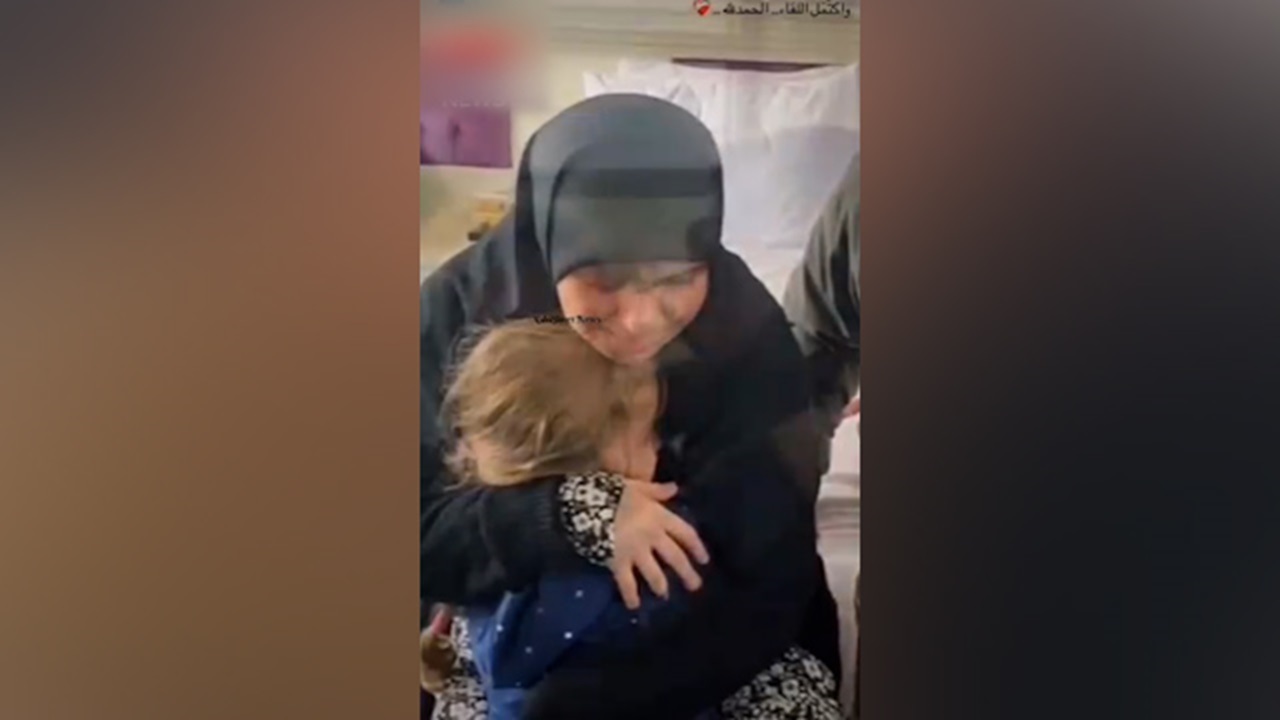 تصاویری تلخ از اولین دیدار کودکان با مادر جانباز عملیات تروریستی پیجر‌ها