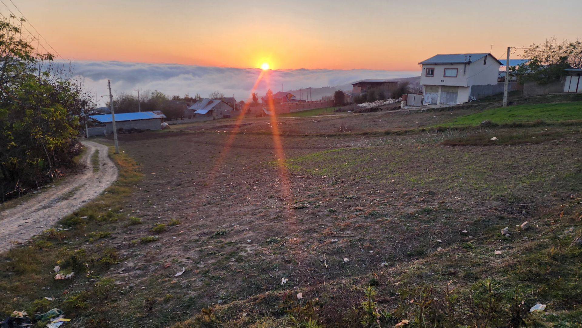 تصویری از غروب یک روز پاییزی در روستای اوارد
