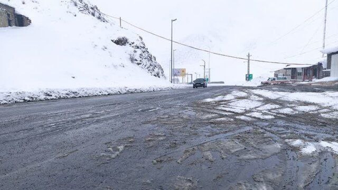 بارش برف پاییزی در جاده چالوس