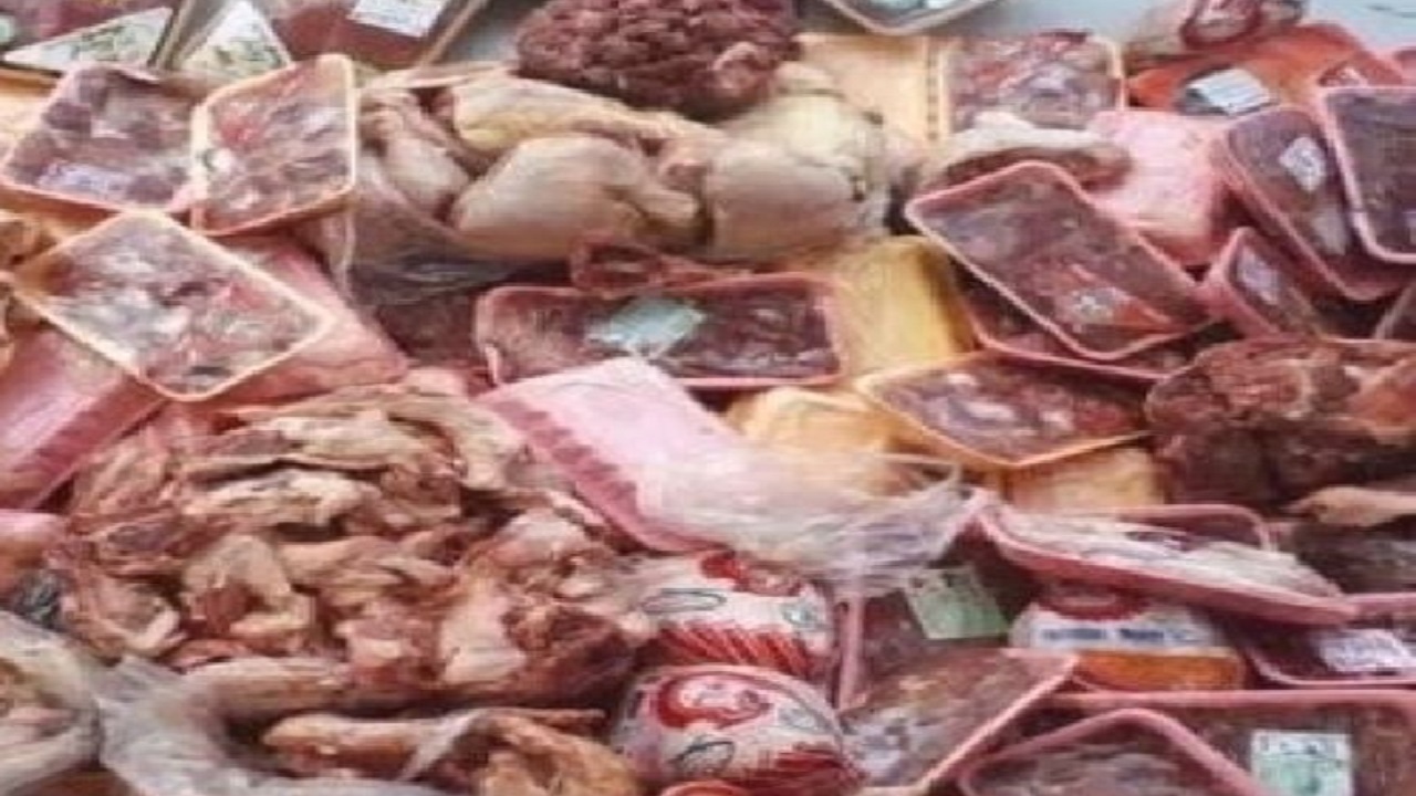 یک تن خمیر مرغ غیرمجاز در قم معدوم شد