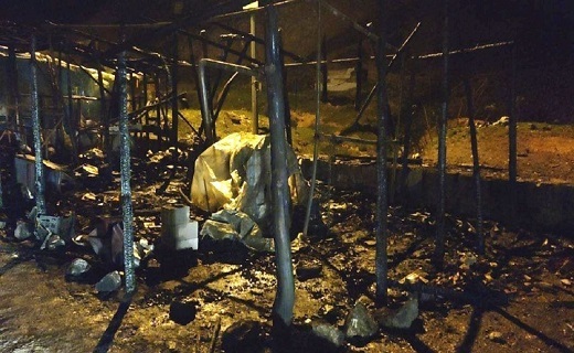 ۱۳ دکه در آتش سوزی بازارچه لاریخانی در آتش سوخت ۱۳ دکه در آتش سوزی بازارچه لاریخانی در آتش سوخت