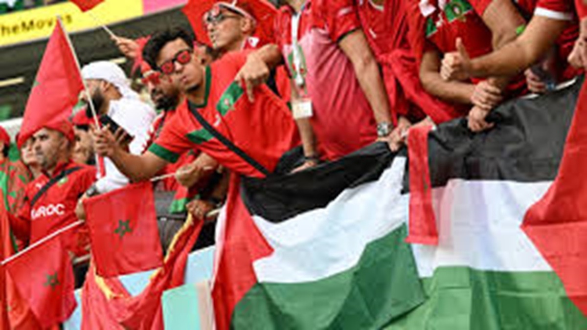 واکنش عجیب زن آمریکایی به پوشیدن لباس با پرچم فلسطین + فیلم