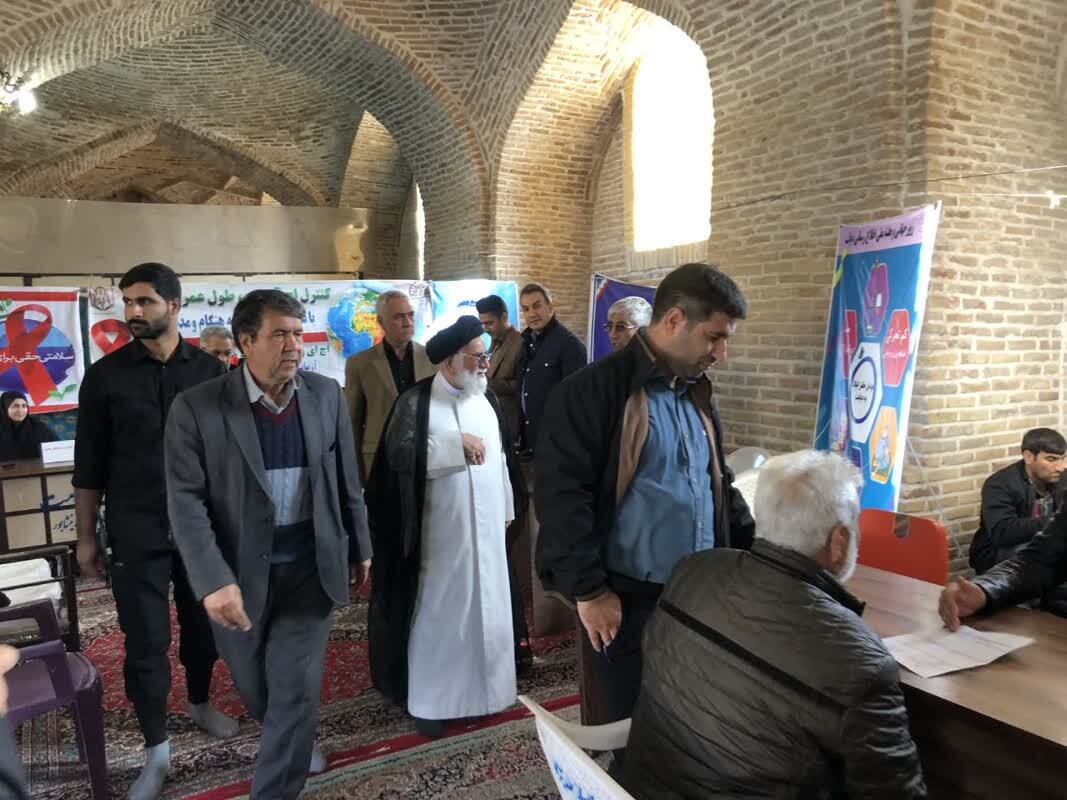 بازدید امام جمعه از میزخدمت