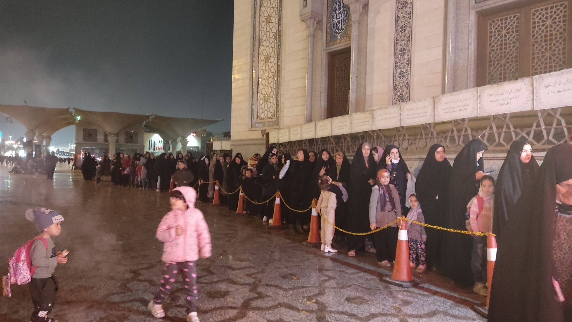حضور زائران در حرم حضرت معصومه(س)