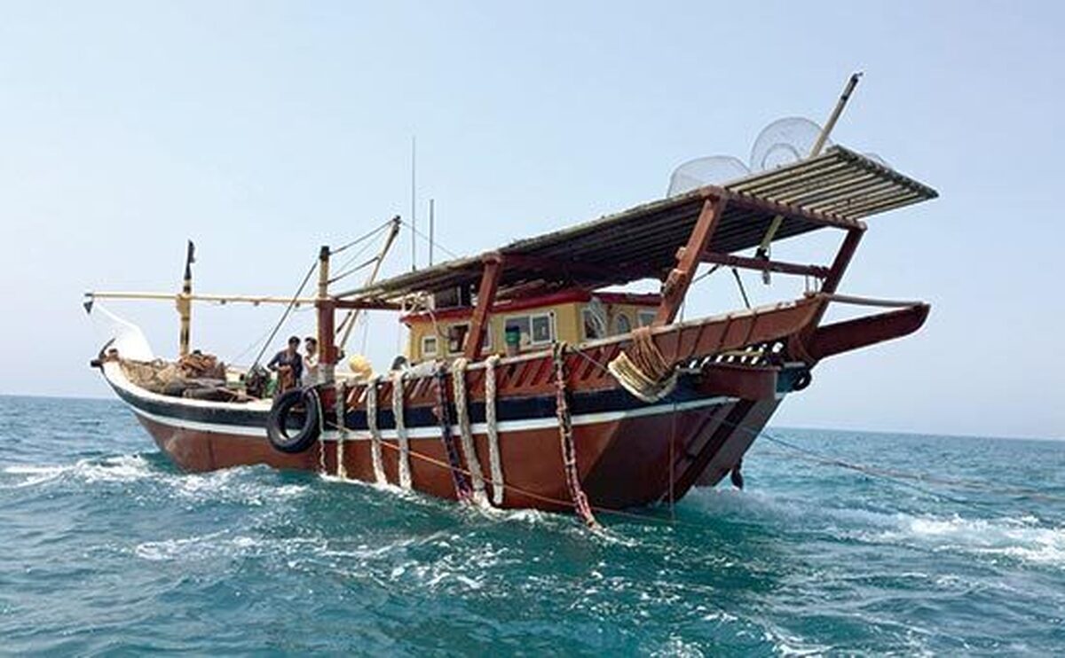 باشگاه خبرنگاران -شناور بدون هویت در آب‌های بوشهر توقیف شد