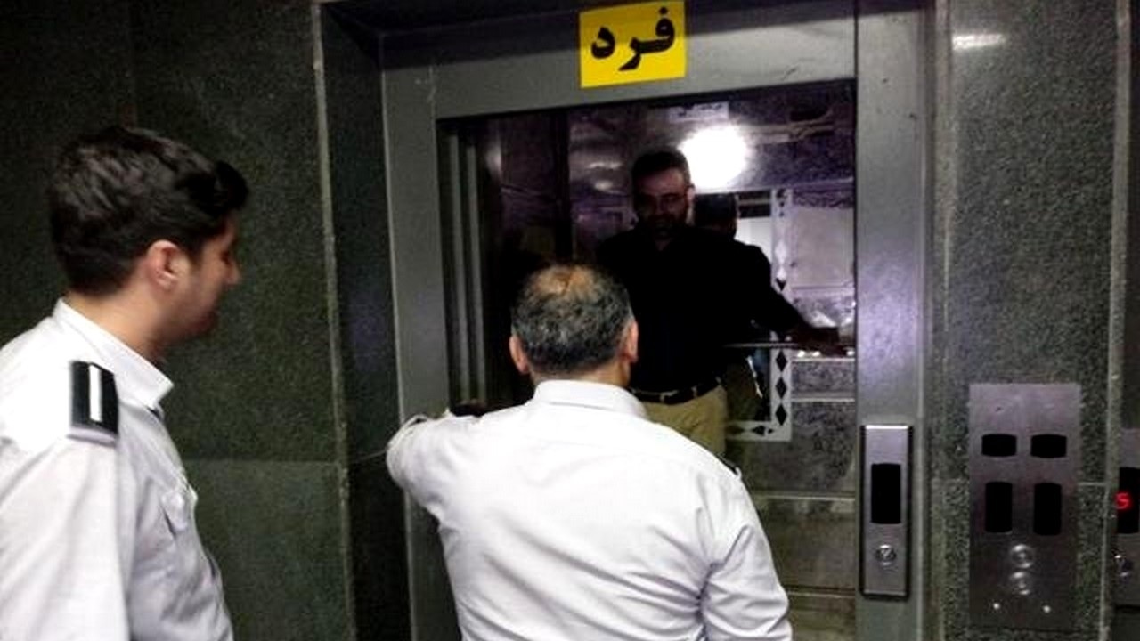 در زمان قطعی برق چگونه از آسانسور خارج شویم؟ + فیلم