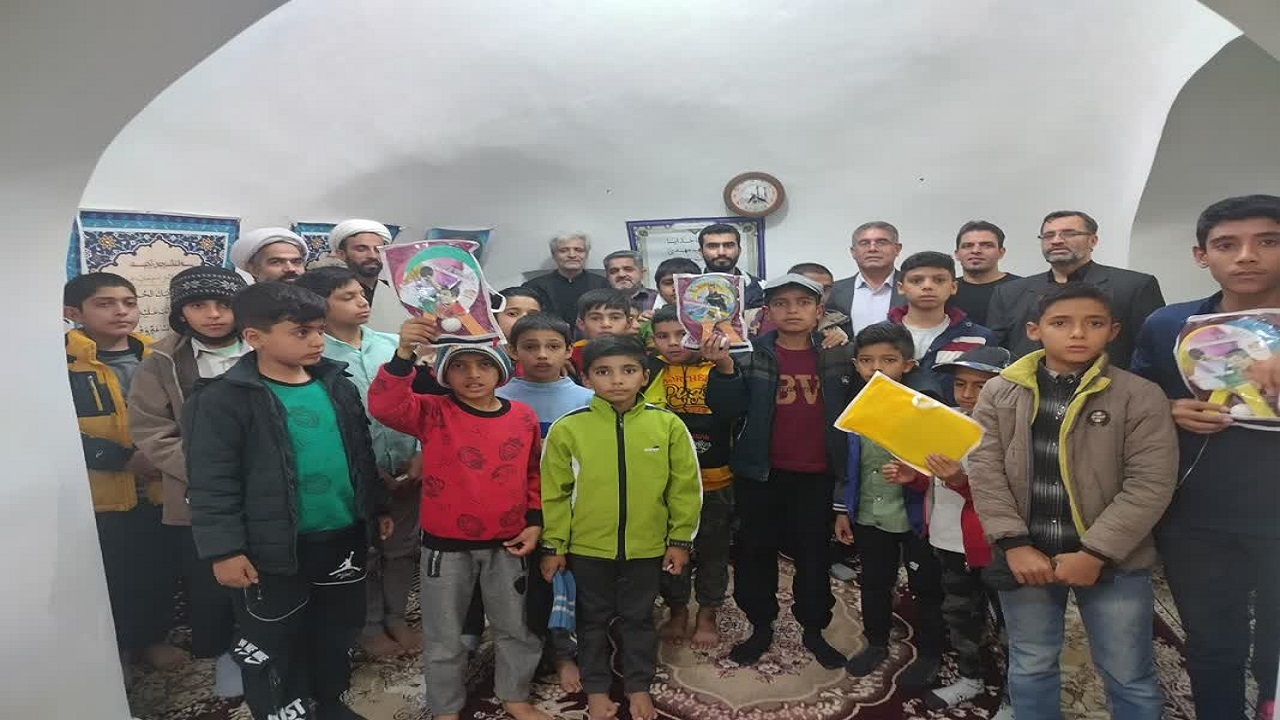 اهدای جوایز به دانش آموزان فعال قرآنی در روستای شوکت آباد توسط گروه جهادی شهید مساح