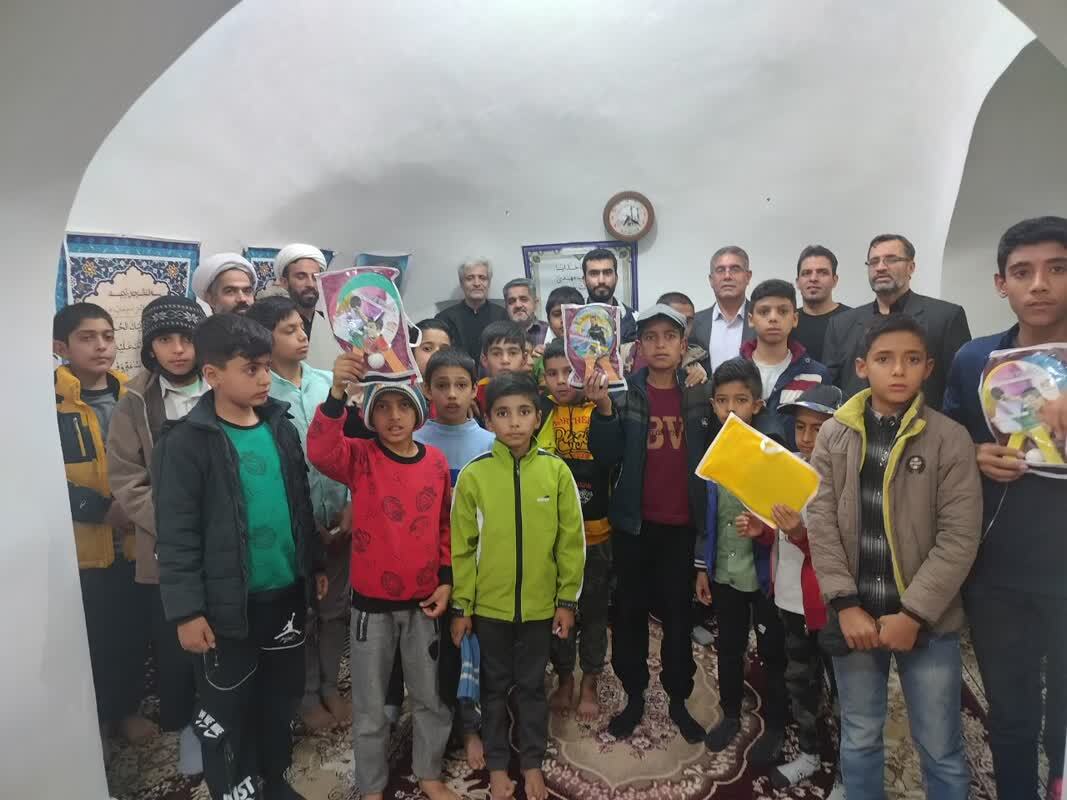حضور دانش آموزان در مراسم اهدای جوایز