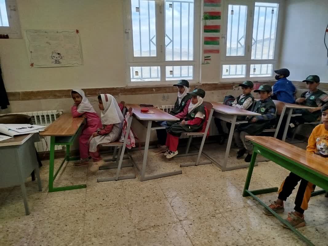 دانش آموزان مدرسه