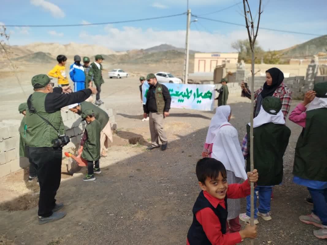 کاشت نهال توسط دانش آموزان