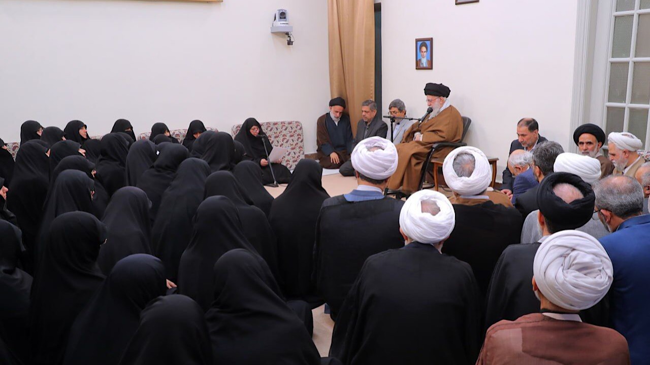 رهبر انقلاب: حوزه‌ علمیه باید به روز شود و برای مسائل مهم جامعه نظر داشته باشد