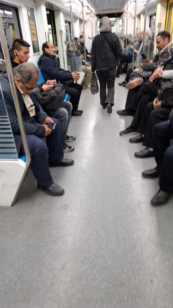 مسافران در مترو