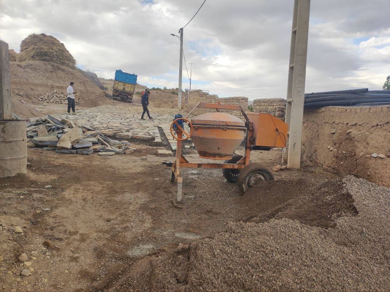 طرح سنگفرش در معابر روستای توآباد