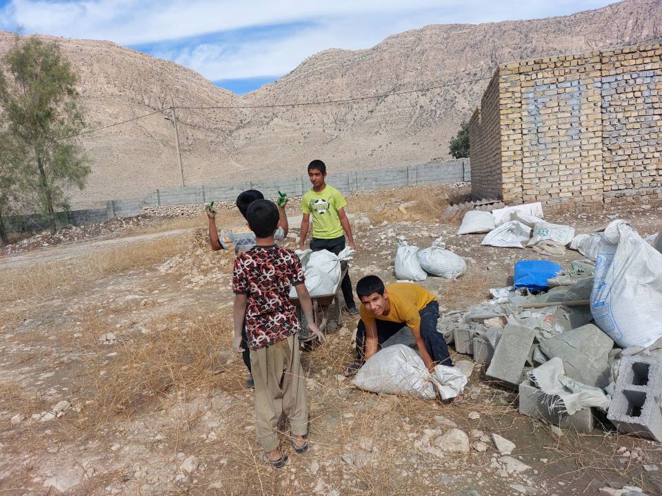 بسته بندی مصالح ساختمانی در روستای دهلی
