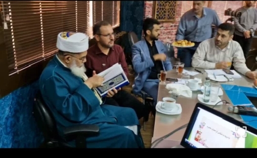 اهداء یک جلد قرآن کریم با ترجمه گیلکی به رهبر انصارالله یمن