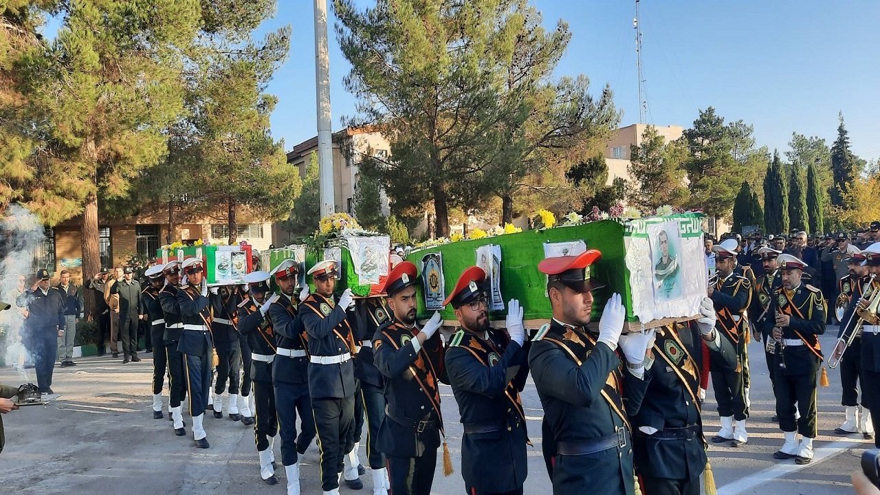 وداع ماموران انتظامی اصفهان با پیکر سه همرزم شهيدشان