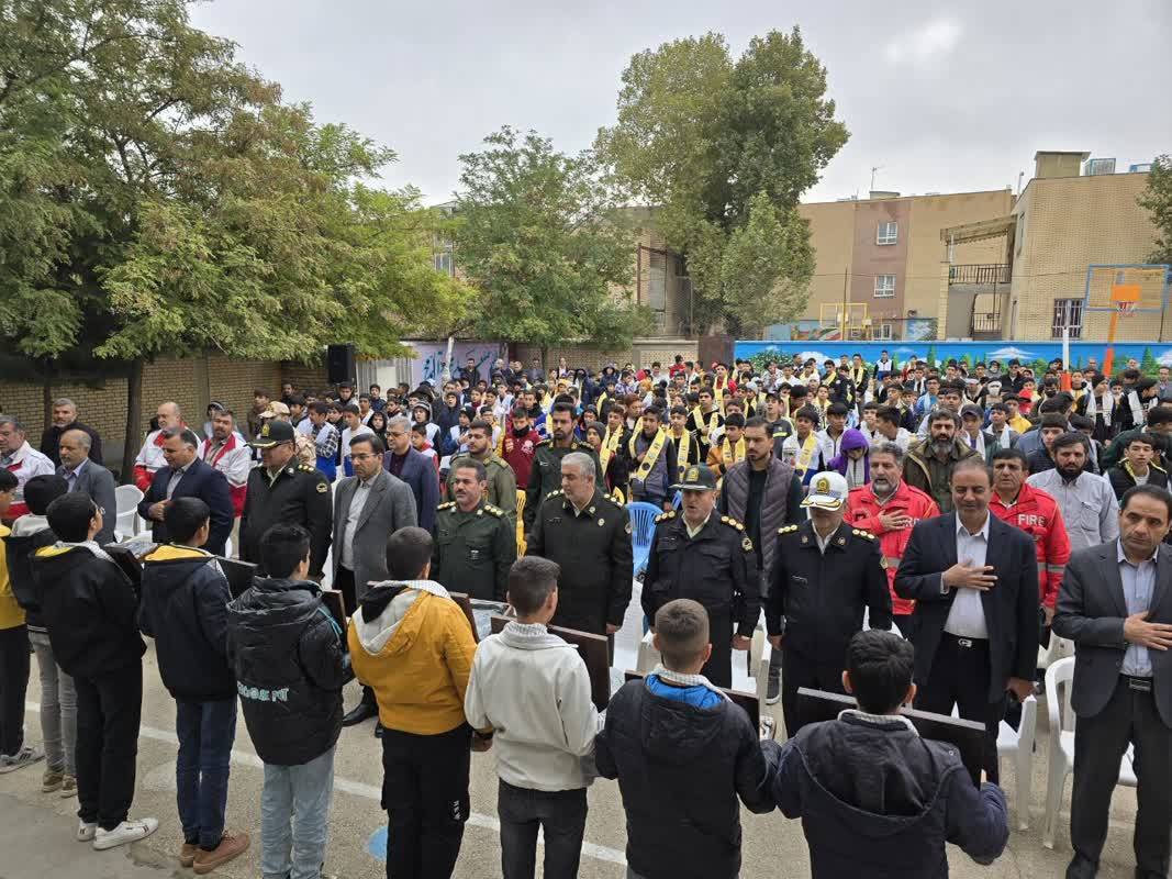 اجرای مراسم در دبیرستان