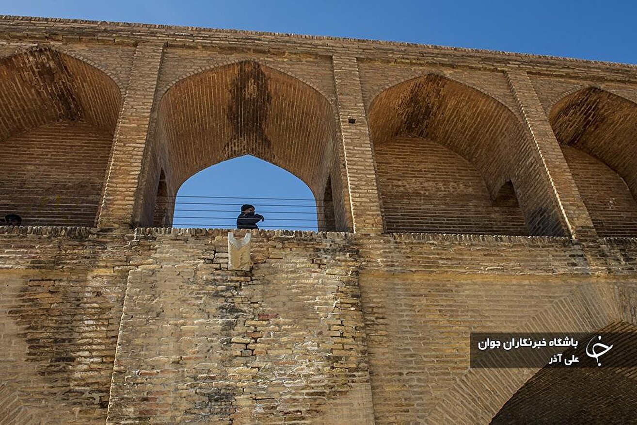 بدن زخمی سی و سه پل
