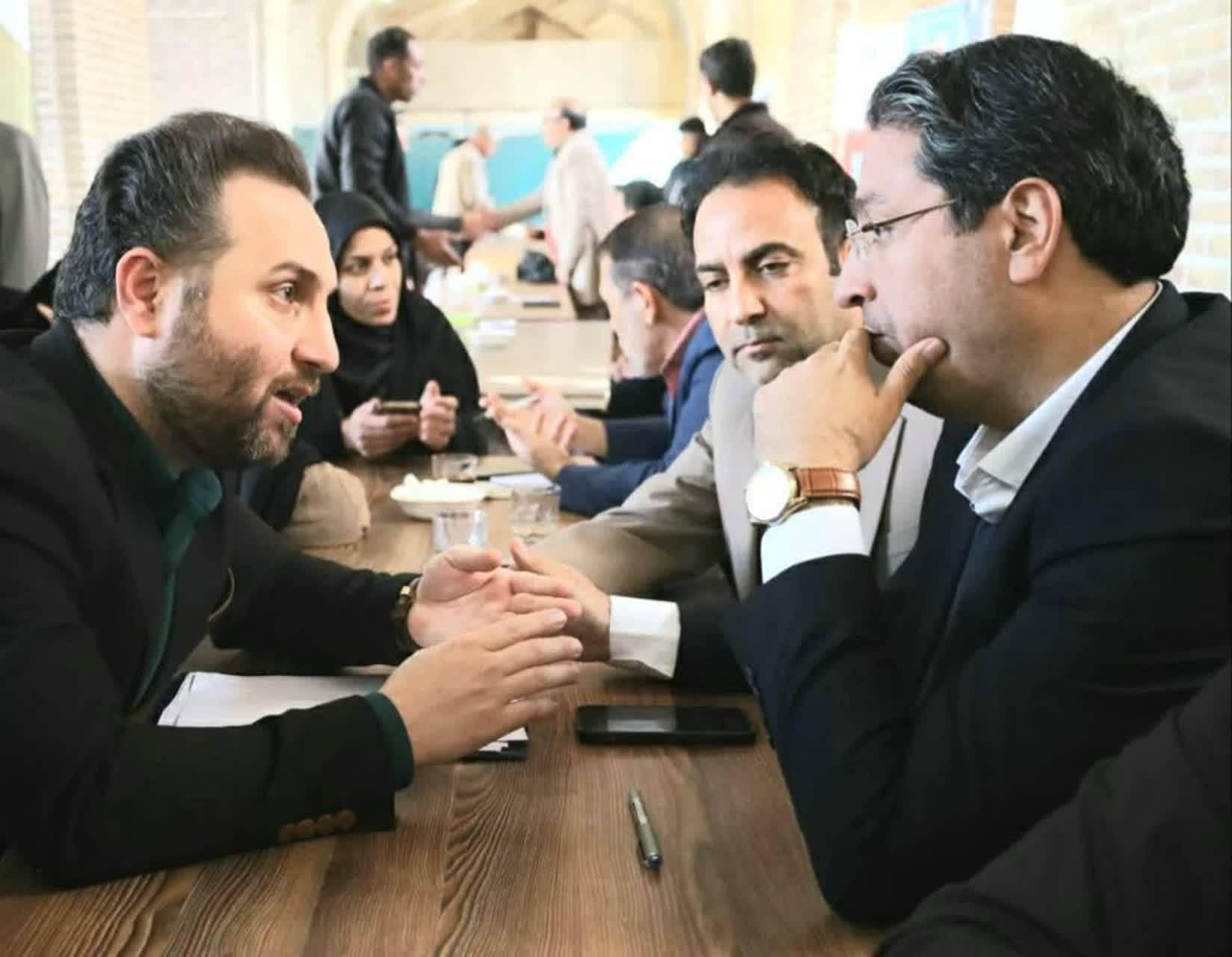 گفتگوی مسئولان با مردم