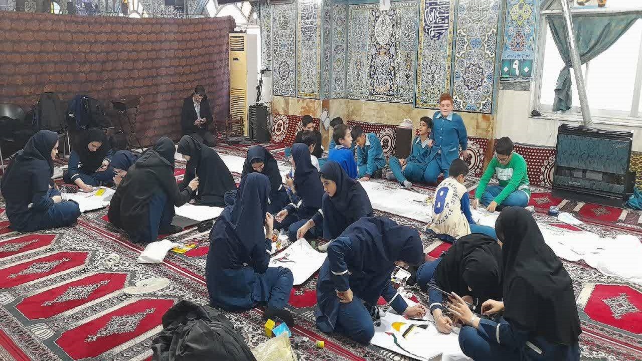 اجتماع دانش آموزان در مسجد جامع تولم شهر همزمان با کنگره ۸ هزار شهید گیلان + عکس