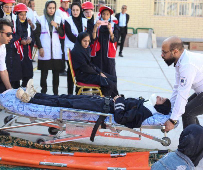برگزاری مانور زلزله در مدرسه