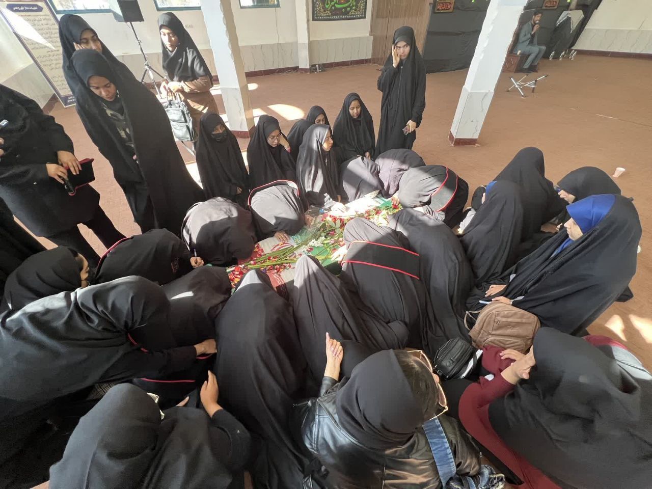 کاروان لاله&zwnj;های فاطمی در دانشگاه پیام نور سیستان و بلوچستان؛ استقبال پرشور جامعه دانشگاهی از شهید گمنام