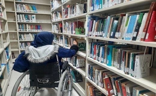 کتابخوان ویلچرنشین