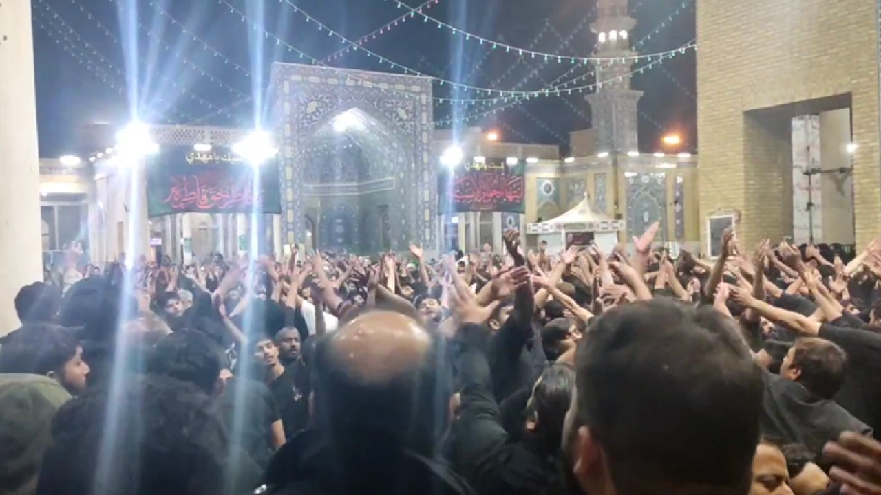 سینه زنی در شب شهادت حضرت زهرا (س) در حرم حضرت معصومه (س) + فیلم