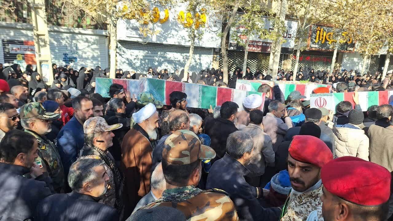 پیکر مطهر ۱۰ شهید گمنام قزوین را عطرآگین کرد+ فیلم و تصاویر