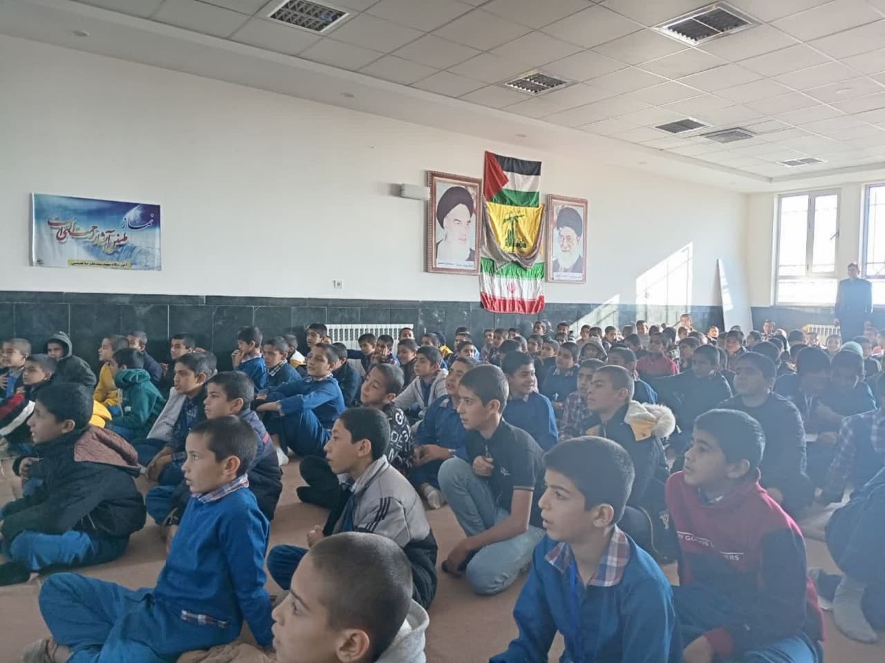 حضور دانش آموزان مدرسه در شهر انابد