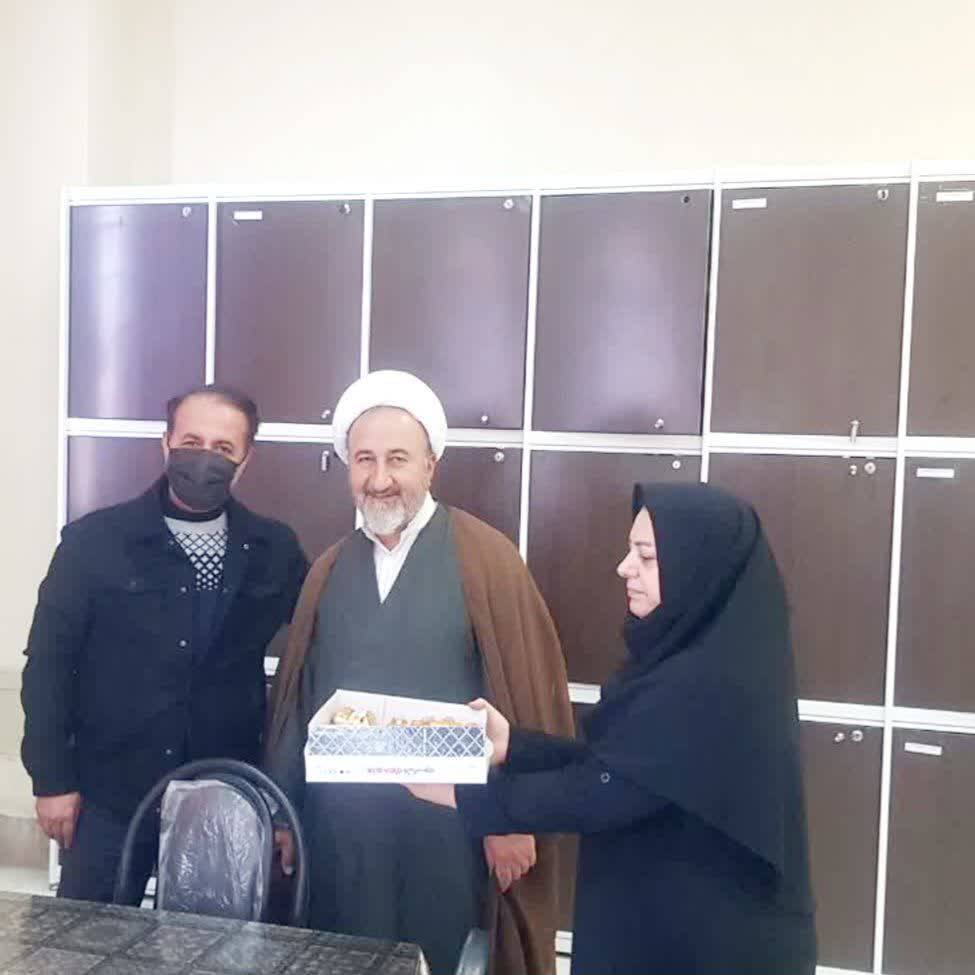توزیع شیرینی
