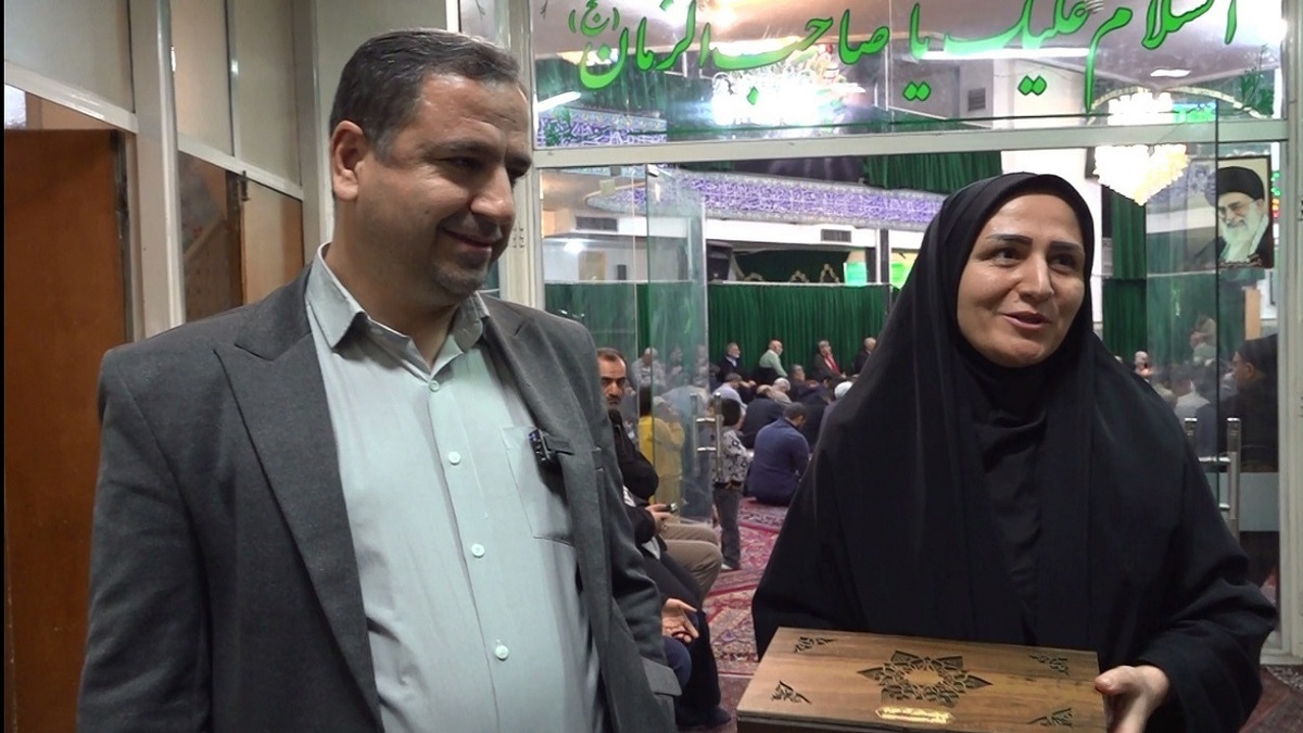 باشگاه خبرنگاران -اهدا پرچم حرم حضرت ابوالفضل به بانوی خیر همدانی