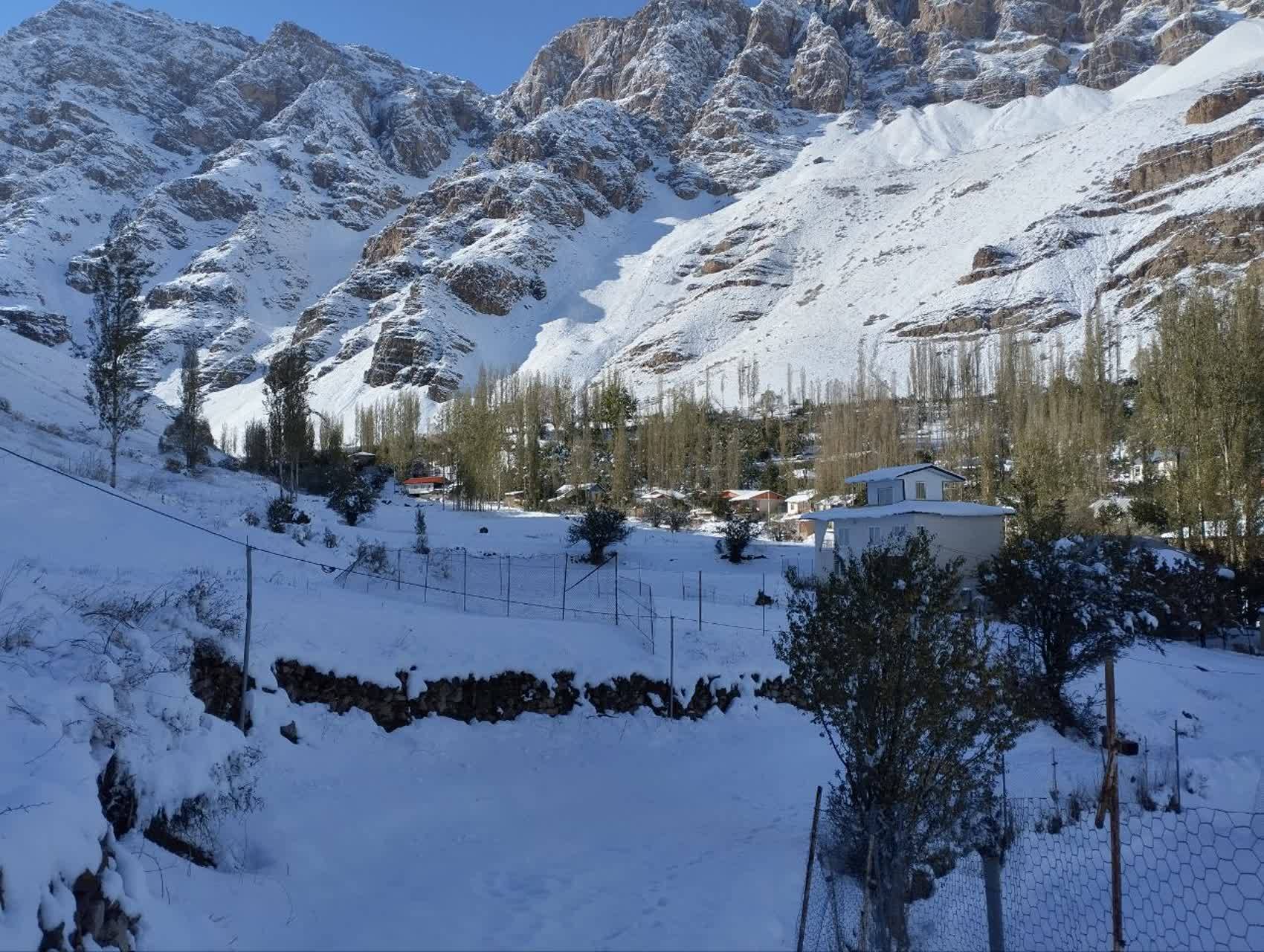 نمای پاییزی از طبیعت برفی