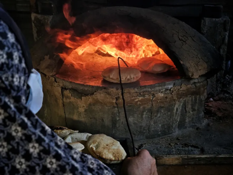 طبخ نان در اردوگاه المواصی