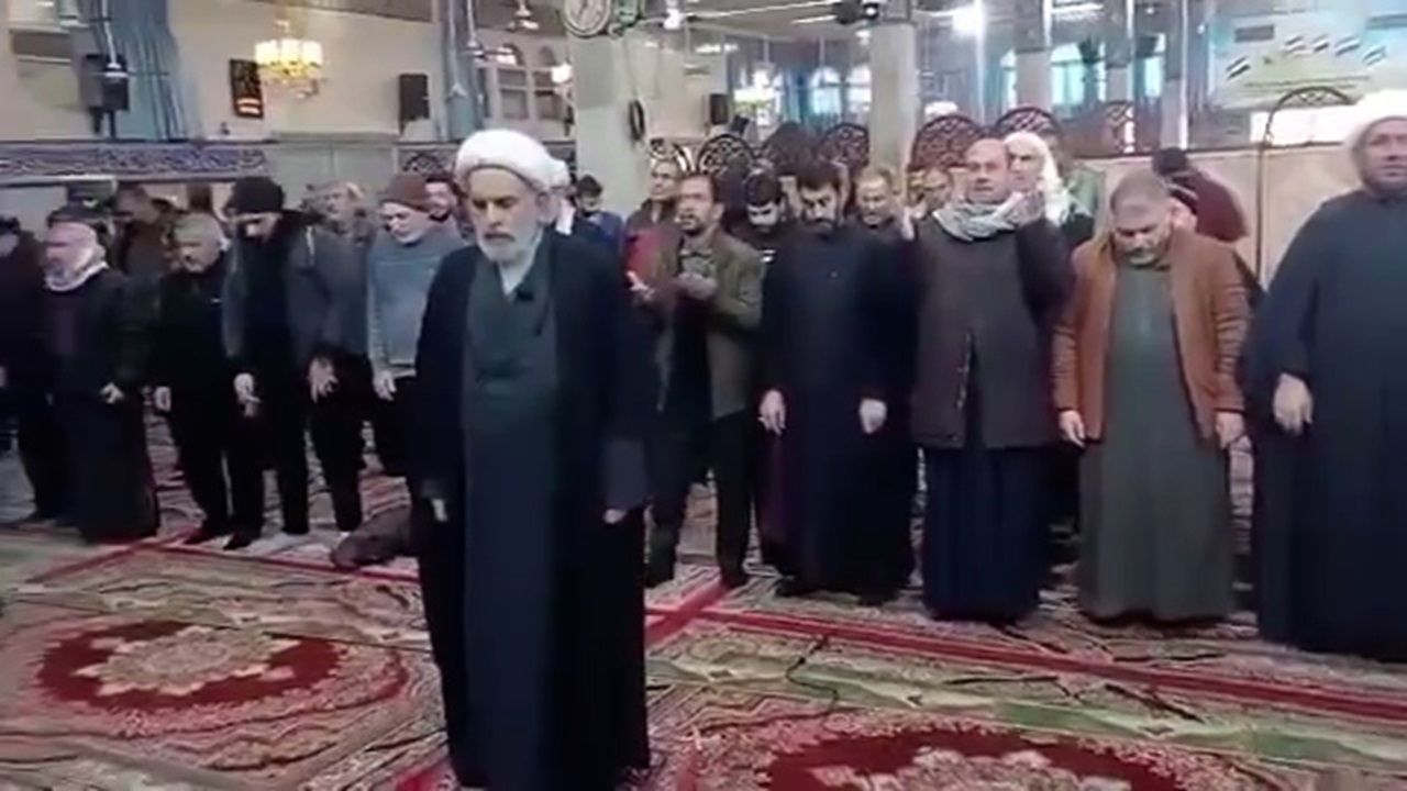 برپایی نماز جماعت در بارگاه حضرت زینب (س) + فیلم
