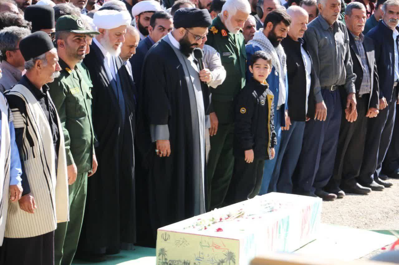 نماز بر پیکر شهید گمنام