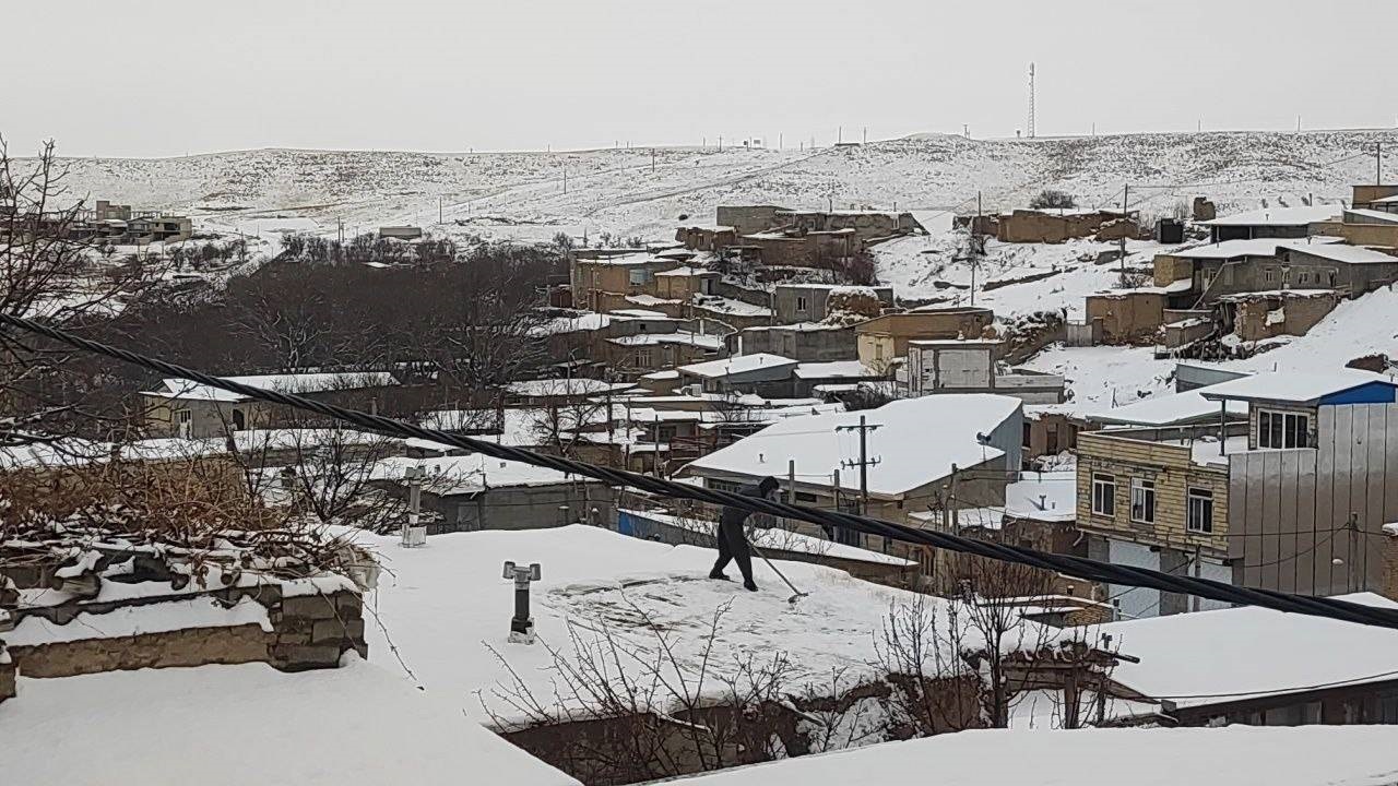 شادمانی اهالی روستای توآباد از اولین برف پاییزی + فیلم