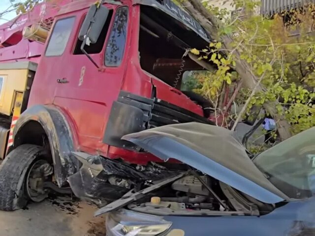برخورد جرثقیل پمپاژ بتن با ۴ خودرو پارک شده در شیراز + فیلم